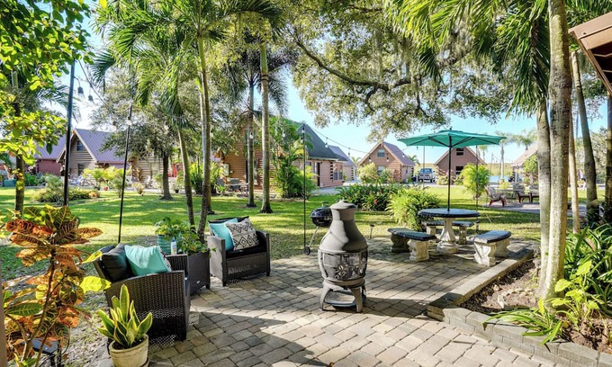 Taylor Creek Kabine | Lake Okeechobee Dockside Cabin w/ Pool Access