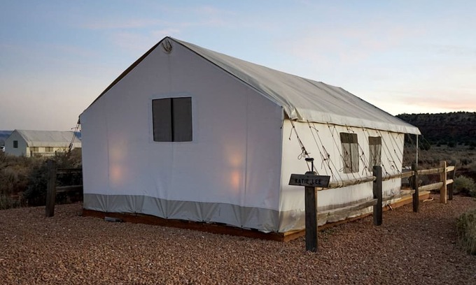 Kanab Wohnmobilvermietung | Kanab's Glamping Getaway with Your Pet: Comfort Meets Adventure