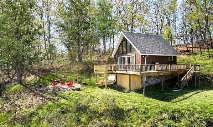 Old Fields Kabine | Picturesque Chalet-Style Cabin with Hot Tub, Minutes From the Shenandoah in Hardy County, West Virginia