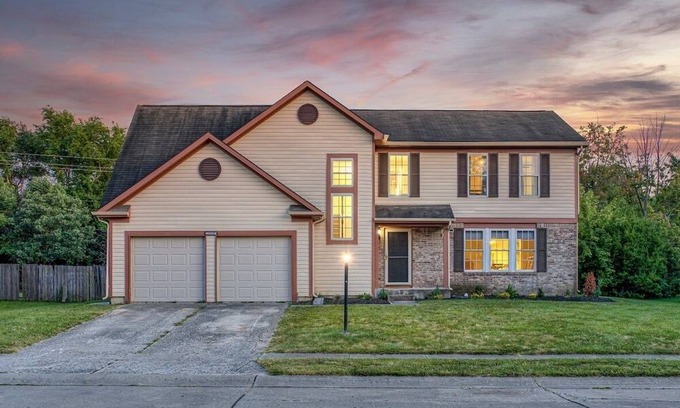 Maxwell Haus | Modernhome |King-Bed |FirePit |Sleeps 12| Large Groups