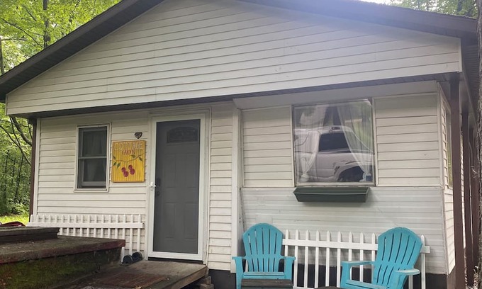 Gladwin Kabine | Cozy 2-bedroom cabin in Gladwin near elk lake & near sugar springs, lake lancer.