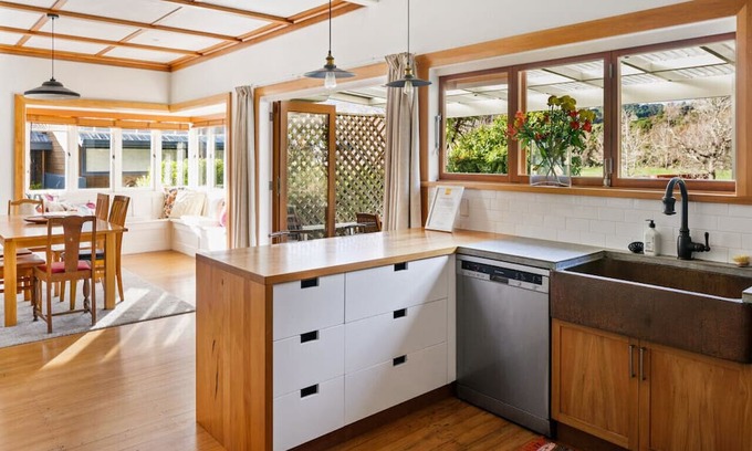 Gisborne Haus | 600m to CBD Riverfront Home