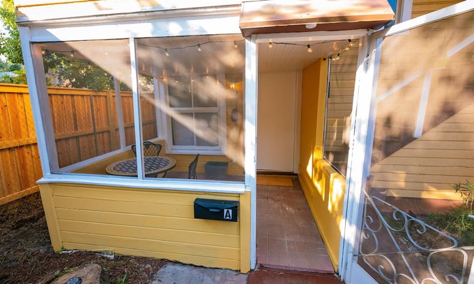 Lake Eola Heights Hütte | Charming DT Orlando cottage in brilliant location w/fast WiFi, AC, Pet Friendly