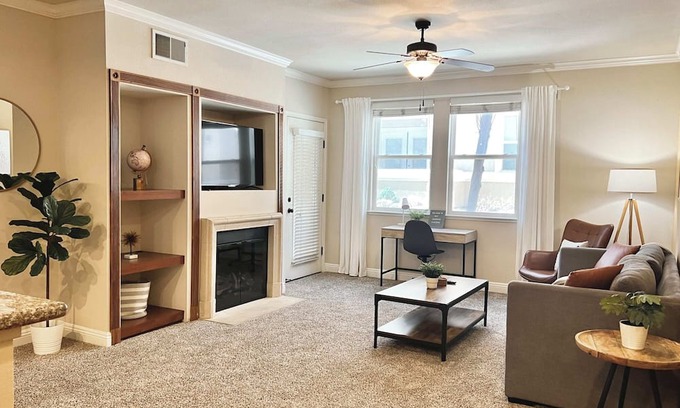 Reno/Tahoe Airport Wohnung | Relaxing 2-BR Apt with Pool, Hot Tub & Gym