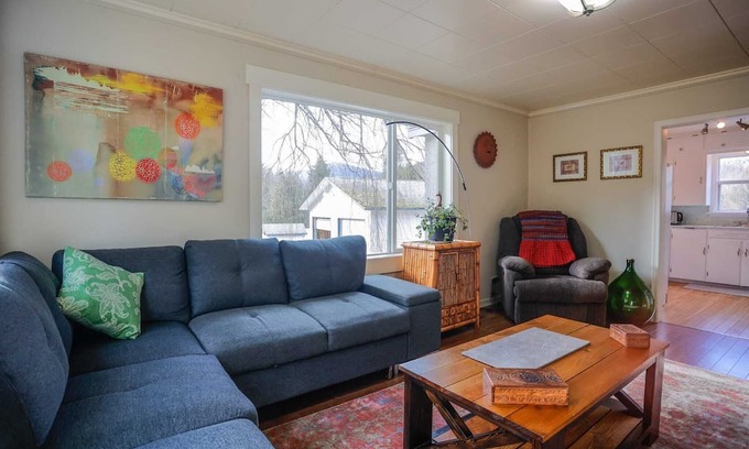 Taghum Haus | Dee's Country House on 5 acres by the lake
