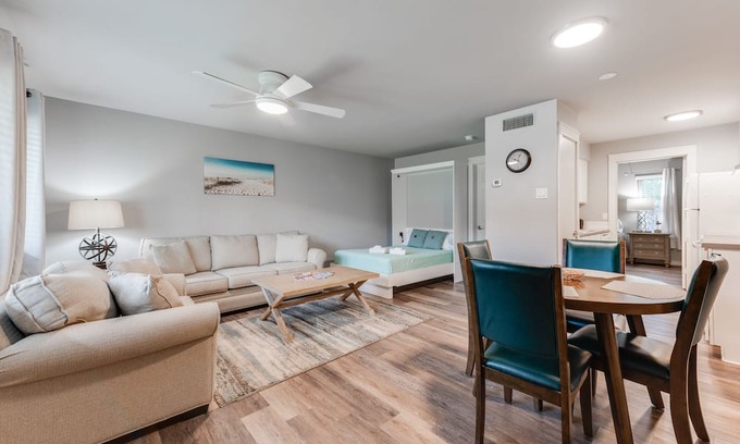 Port Aransas Eigentumswohnung | Roomy 1 BDRM Large Pool w/a Private Courtyard and a 5 Min Walk to the Beach