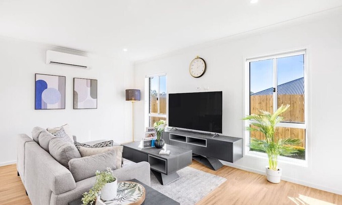 Greenbank Haus | Convenient Brandnew 4 Beds House, 5 mins to mall