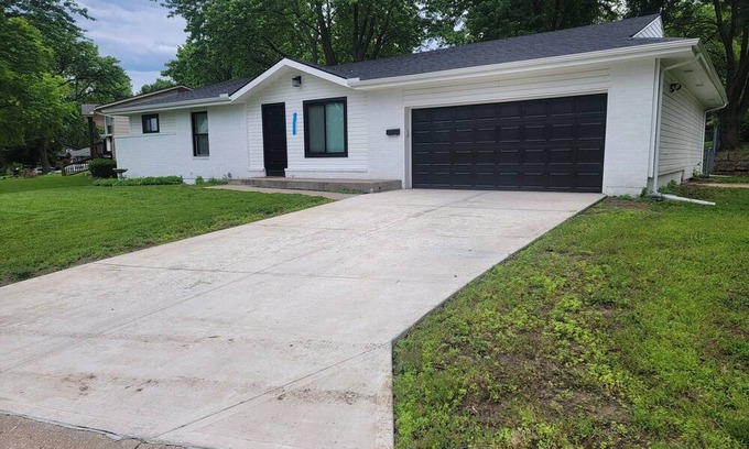 Lenexa Haus | Cozy 2-bedroom Suite/Studio in enjoyable Overland Park with WiFi, AC