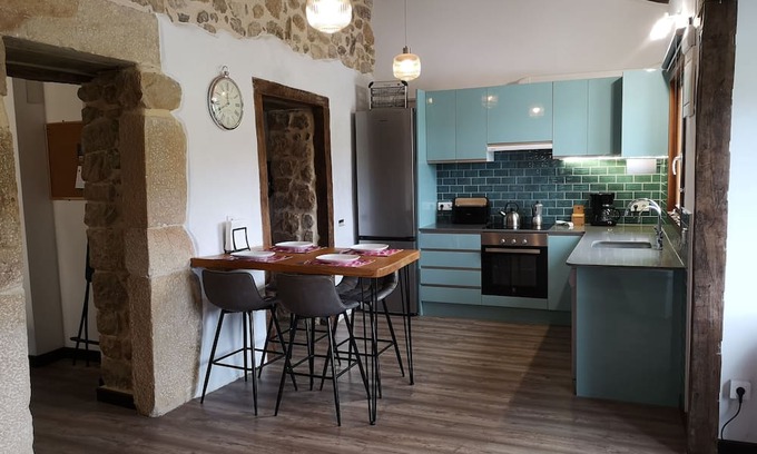 Lloreda Wohnung | Rustic, spacious apartment in the Valles Pasiegos, with sheep and hens