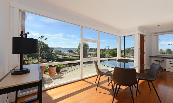 Sandy Bay Wohnung | Panoramic water views, sunny and private - walk to beach, cafes and shops