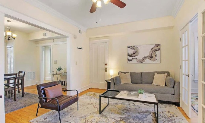 East Albany Park Wohnung | Cozy & Inviting 2BR Apartment