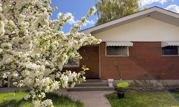 Varsity Haus | Cozy 3BD Basement Suite, 1 Bath in Varsity