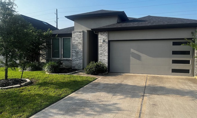 Katy Haus | Charming 3-bedroom house with Pool, WiFi and AC in delightful Katy