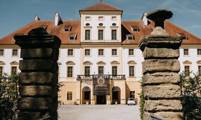 Aurolzmunster Wohnung | Elegant Versailles Stay for 3 |Breakfast Included