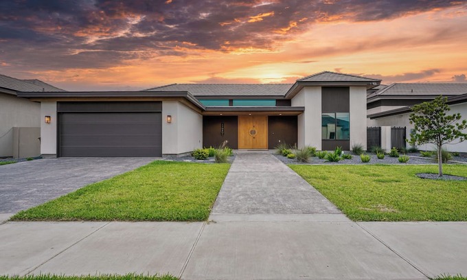 Edinburg Haus | The Ultimate Retreat Home