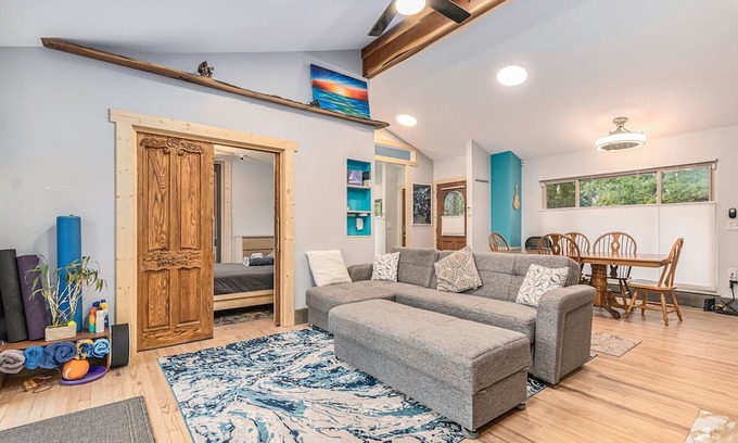 Drayton Plains Wohnung | AMAZING 1 Acre Lakefront 3b/2b Apt w/Access to 4 Lakes, peaceful, boats galore!