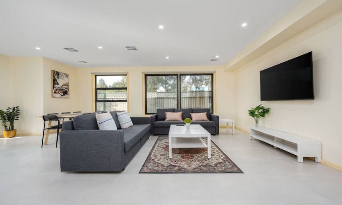 Westmeadows Haus | Westmeadow Breeze Skyline Stay – 8 Min to Airport