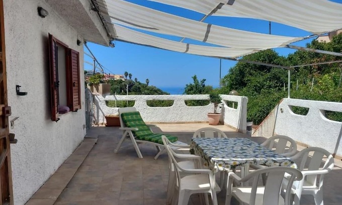Magomadas Wohnung | Bosa Apartment large terrace with a view