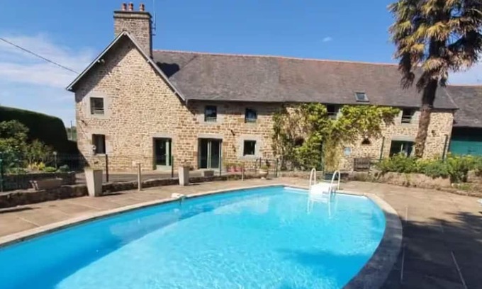 Saint-Quentin-sur-le-Homme Hütte | Au Mont De La Quintine #Pool and Jacuzzi