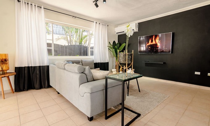 Bubali Haus | Spectacular 8 br Villa with Pool & Garden Close to Super Food.