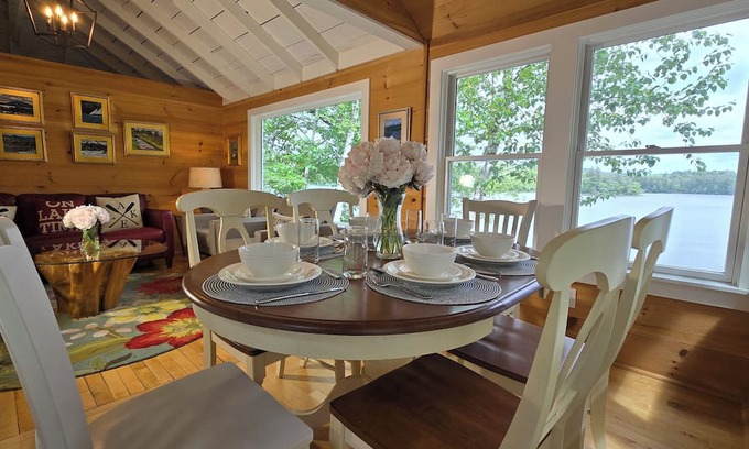 Union Haus | Lakeside Escape: Renovated Lake House + Bunkhouse + Water Toys + Hot Tub