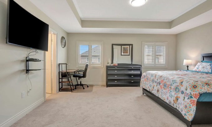 Stouffville Haus | Luxurious Master guest suite w/office space in Stouffville, Canada