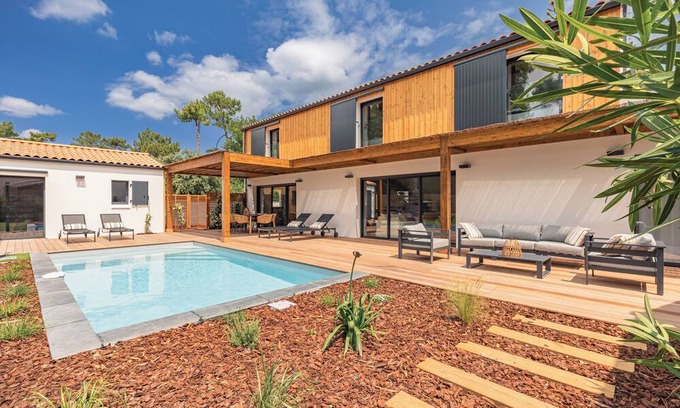 Le Grand-Village-Plage Haus | New air-conditioned archecte villa, heated pool near beach and shops