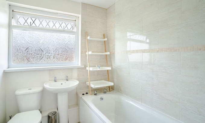 Pontlliw and Tircoed Haus | Parking, Smart TV in Each Room!