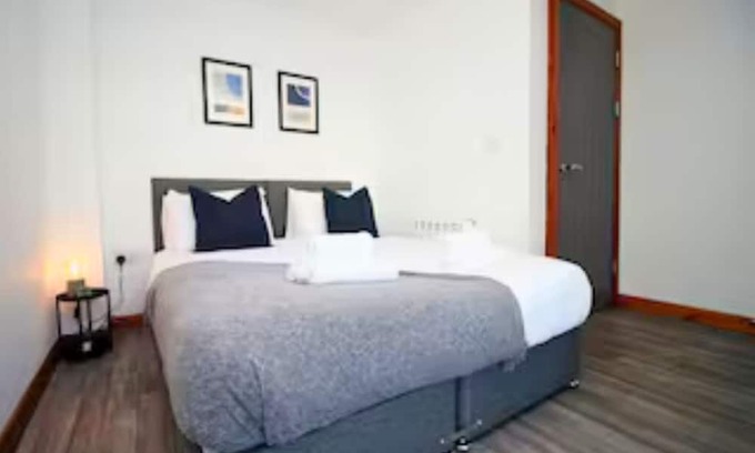 Uplands Wohnung | 2 Bed Flat, 2 En-Suites, Parking, Sleeps 6