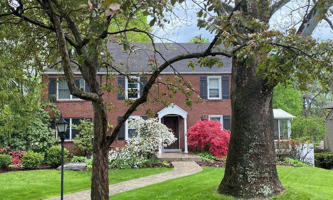 Dark Hollow Woods Haus | Spacious 5-bedroom house in Oakmont with WiFi, AC . 2 blocks from Oakmont C.C.