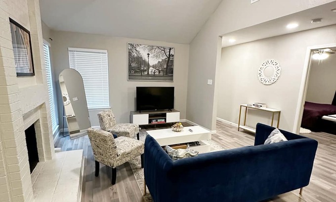 Fort Worth Haus | Ctrl+Alt +Relax - Cozy Work Stay house with WiFi, AC in Fort Worth