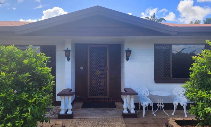 Manunda Haus | Chill out space close to town.