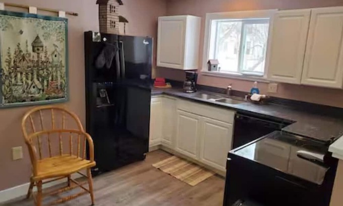 Arena Haus | Sugarland Suite - Cozy 1 BR on 10 acres on class 2 trout stream in Arena + WiFi