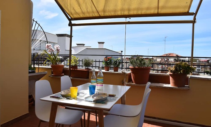 Anzio Wohnung | Penthouse overlooking the rooftops of Anzio's historic buildings, downtown but within walking distance of the beach.