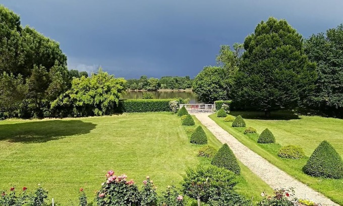Fronsac Haus | A haven of tranquillity on the banks of the Dordogne River