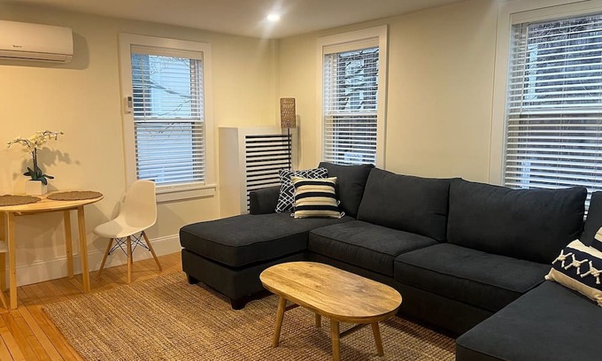 Off Broadway Eigentumswohnung | Charming 1-bedroom condo with WiFi, AC in Newport, Walk to Everything