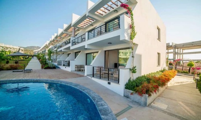 Bahceli Wohnung | Modern studio: Relaxation with pool & sea view
