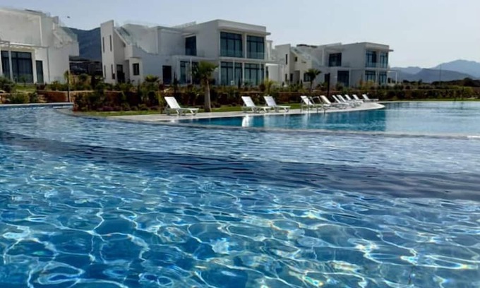 Bahceli Wohnung | Chic penthouse in green resort: pool + gym