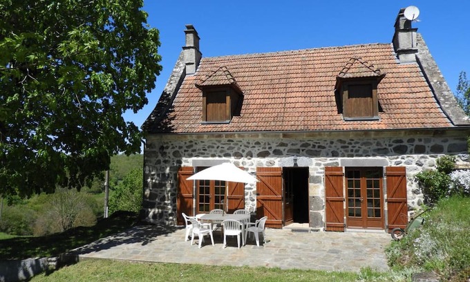 Saint Dezery Hütte | Characterful cottage with billiards, fireplace, enclosed garden, pets allowed
