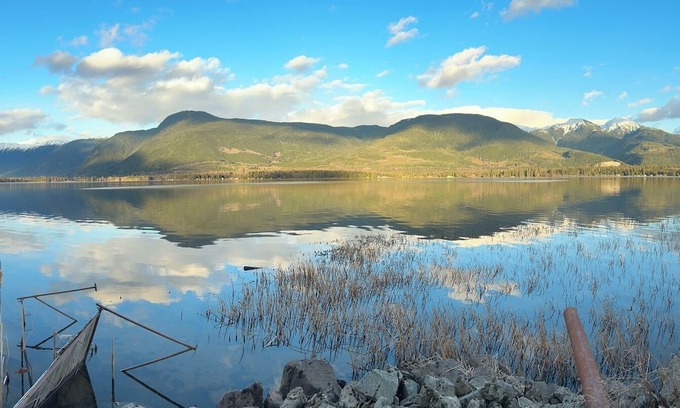 Lakelse Kabine | Cozy Semi-Off Grid waterfront Cottage with spacious property - Pet Friendly