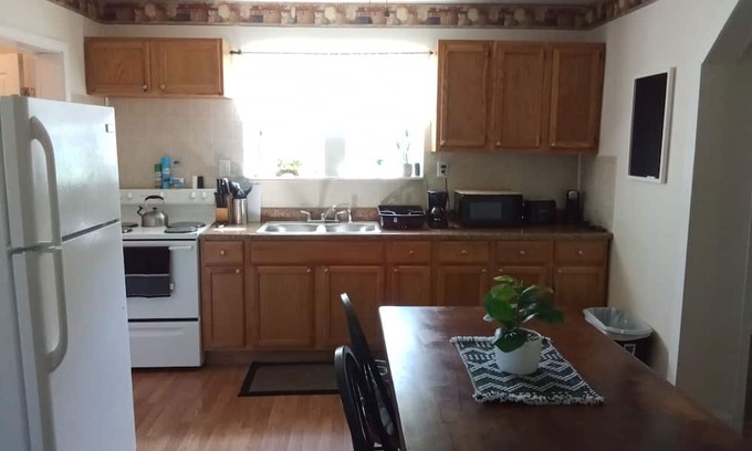 Redstar Haus | Charming 3-bedroom house in Scarbro with WiFi