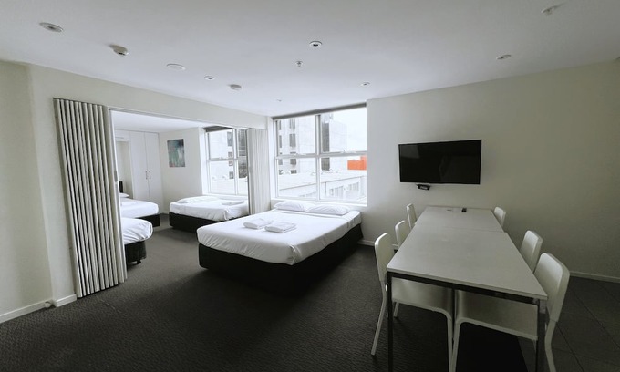 Carlton South Wohnung | Large City Apartment for 6 Guests | Melbourne CBD | Free Wi-Fi & On Site Parking