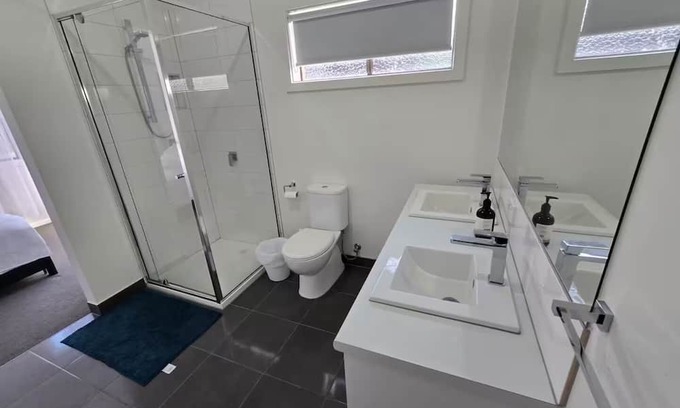 Pakenham Haus | 7 Serenity Home 3-bedroom house with WiFi and AC in peaceful Pakenham