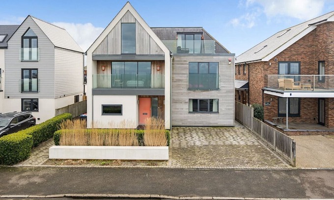 Tankerton Haus | Whitstable | 4 bd | Pool | Games Room | Cinema