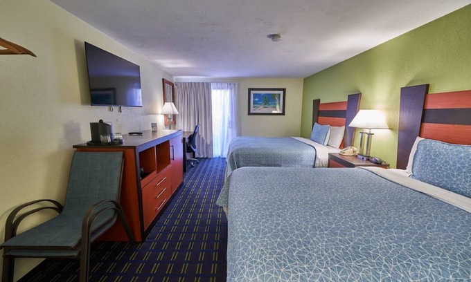 West Yarmouth Resort | Cozy Escape w/Indoor Pool, Playground, & Complimentary Breakfast for Families