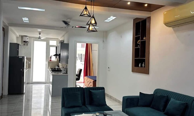 Zirakpur Wohnung | Spacious 3-bedroom apartment with AC, WiFi in wonderful Zirakpur