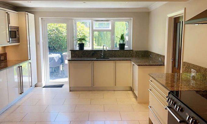 Enfield Lock Haus | Modern Canal-View 4 Bedroom Home in London