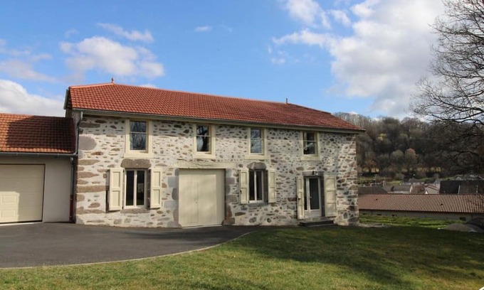 Jussac Hütte | Charming Cottage Near Volcano Park with WiFi and Garden