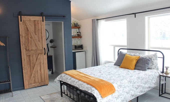 Coleman Wohnung | Fair Wind Cottage- relaxing space with fireplace - Studio Suite