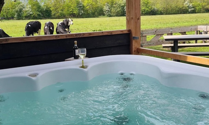 Oudeslius Haus | Have a unique experience in the Boerderijkamer with private outdoor hot tub , breathtaking views and comfortable amenities. Enjoy a carefree stay with fresh rolls and delicious coffee every day and explore the surrounding area, the beach, Callantsoog
